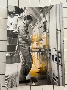 Fotografía de colección Ulf Merbold 5x7 Spacelab CDMS astronauta prensa negro blanco - Imagen 1 de 3