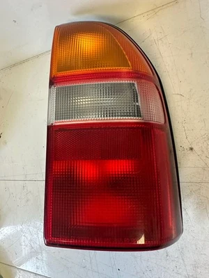 Conjunto de luces traseras para pasajeros Chevy Geo Tracker 1999-2004 Foto 1 de 4