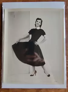 Debbie Reynolds schwarzes Kleid Vintage 1954 National Screen Service Pressefoto - Bild 1 von 3