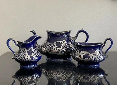 Tetera, crema y azucarero vintage Art Nouveau azul cobalto con superposición plateada Foto 1 de 4