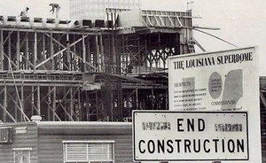 1972 AP Wire Photo construction site workers building Louisiana Superdome - Bild 1 von 2