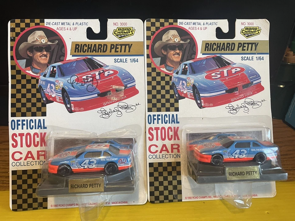 LOTE DE 2 AUTOS DE STOCK RICHARD PETTY 92 ROAD CHAMPS 1/64 NUEVO EN PAQUETE 1 LOTE AUTOGRAFIADO 43 Foto 1 de 4