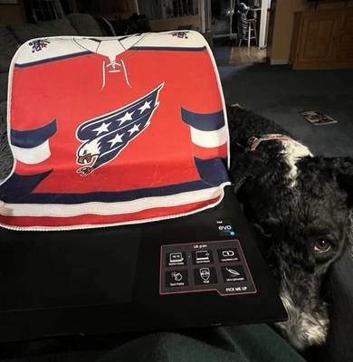 Toalha Washington Capitals Rally SGA 10-17-25 reversa retrô CAPS canina NFS #3 - Imagem 1 de 3