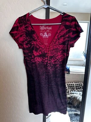 Camiseta Affliction Feminina Série Padrão Lavagem Decote V M Média Vermelho Leopardo Animal - Imagem 1 de 4