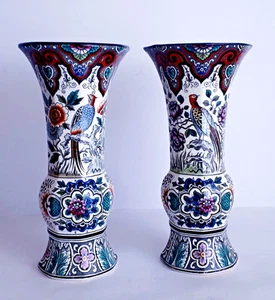 DELFT PAIR OF PEACOCK VASES MULTI COLOR - SOCIÉTÉ CÉRAMIQUE MAASTRICHT EXCELLENT - Picture 1 of 6