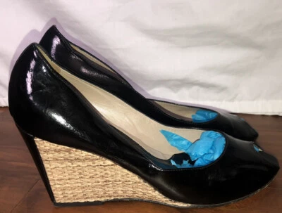 Cuñas de paja Aquatalia charol negro peep toe talla 10 Foto 1 de 4