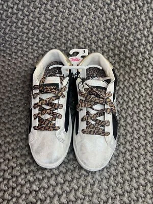 Nuevo con etiquetas Tenis Justice Plateados y Negros Corte Baja Moda Niñas Talla 3 Jóvenes Foto 1 de 4