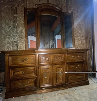 Gabinete de campo francés Ralph Lauren, buffet o credenza... Precio de venta sugerido por el fabricante: $6,663 Foto 1 de 4