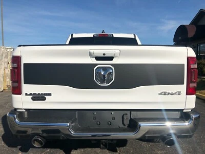 SE ADAPTA A DODGE RAM 1500 2019-2025 PUERTA TRASERA VINILO CALCOMANÍA PEGATINA RAYA GRÁFICA Foto 1 de 4
