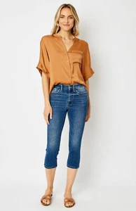 Judy Blue Mid-Rise Skinny Non Distressed Capri With a Side Slit - Picture 1 of 8