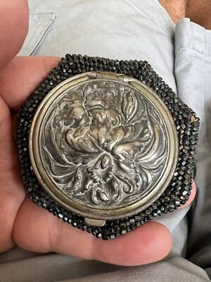 Monedero antiguo Tam O Shanter con tapa de diseño floral color plata con cuentas negras Foto 1 de 4