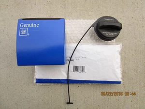 07 - 13 CADILLAC ESCALADE FUEL GAS TANK FILLER CAP WITH TETHER BRAND NEW OEM - Picture 1 of 3