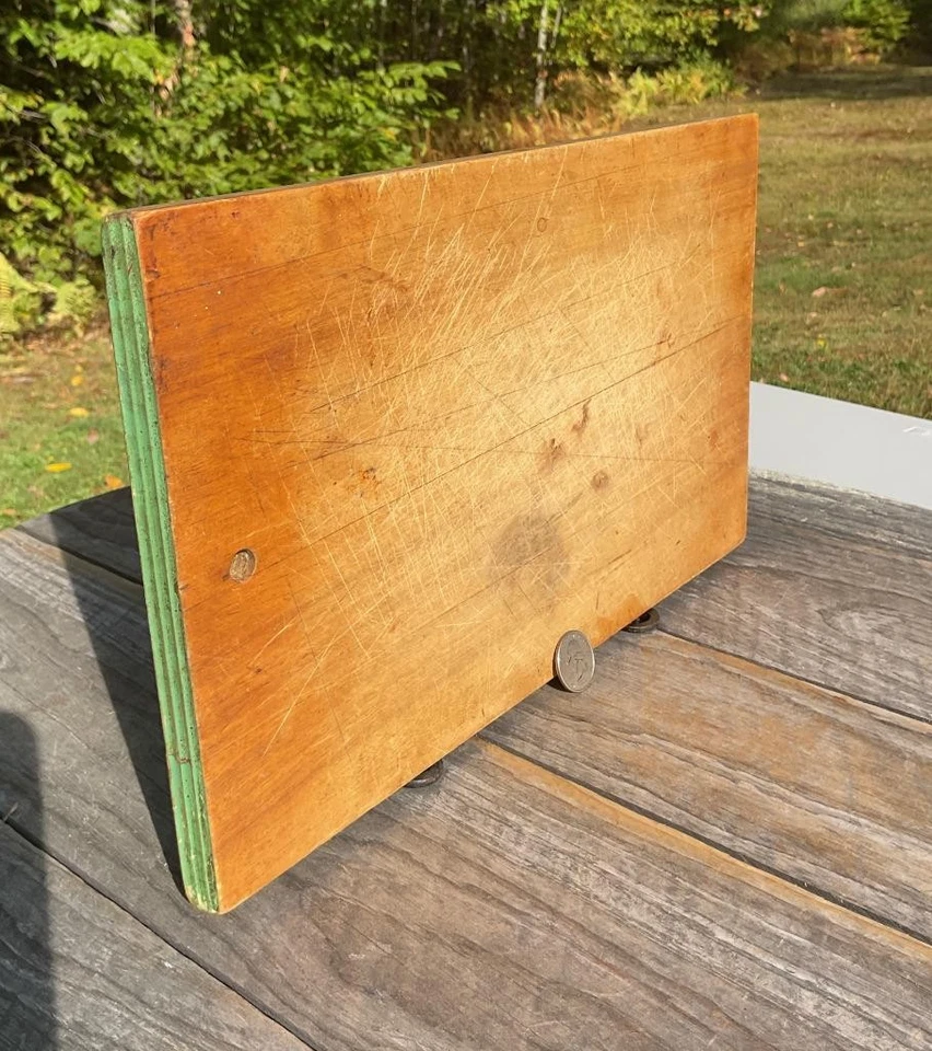 Tábua de corte vintage madeira antiga tinta verde pé retangular furo 13 7/8"L - Imagem 1 de 1