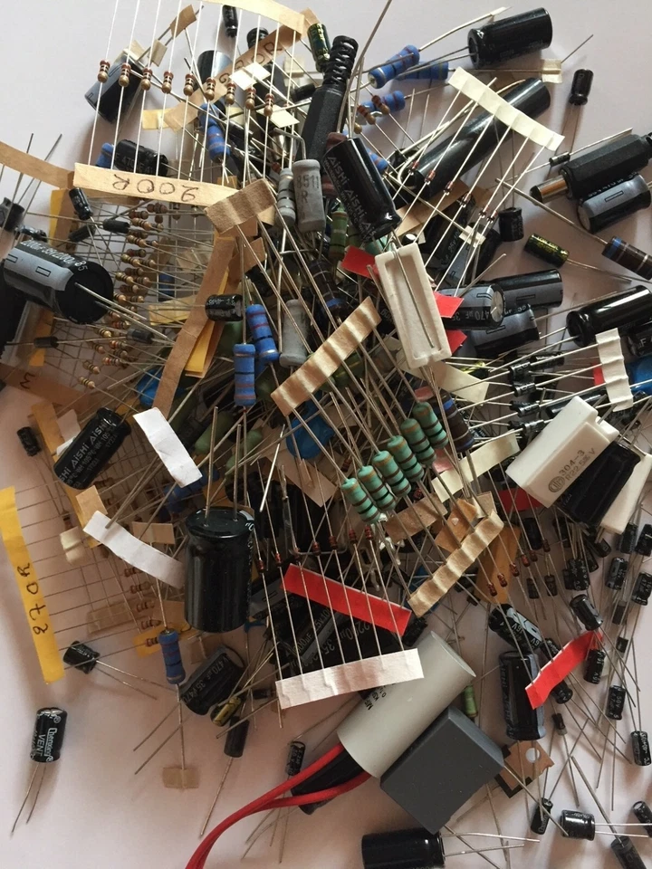 LOT DE COMPOSANTS ELECTRONIQUES NEUFS TRES DIVERS PRIX DESTOCKAGE - Photo 1/1