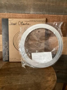 Pampered Chef - #1715 - Pie Crust Shield 10½" in Original Box - NEW - Foto 1 di 4