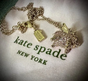 Collana con ciondolo Kate Spade immaginazione pavè maiale volante gioielli oro rosa - Foto 1 di 8
