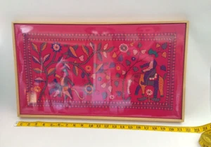 Vintage Handarbeit Aarong bestickt Wandteppich Volkskunst mit Rahmen Bangladesch - Bild 1 von 8