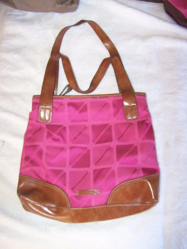 Cartera grande Nine & Co rosa y detalles de cuero se ve SIN USAR, el interior está impecable Foto 1 de 1