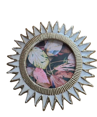 4 INCH CIRCULAR PICTURE FRAME - Image 1 of 3