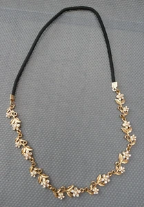 hübsche Halskette von SIX mit Blumenranken und Strasssteinen Modeschmuck NEU - Bild 1 von 2