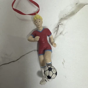 Vintage blondes Mädchen Fußballspieler Christbaumschmuck rote Uniform & Fußball/Schuh - Bild 1 von 10
