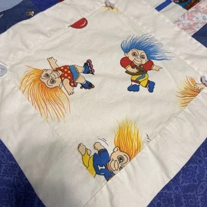 Vintage Handarbeit TROLLS Quilt 41" x 64" Überwurf Decke Wandbehang Shabby - Bild 1 von 18