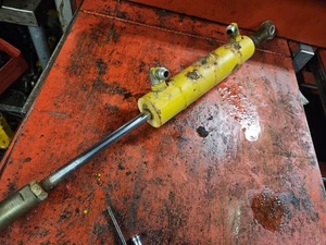 Cub Cadet Powersteering Cylinder 1872 2072 1572 1772 2182 1782 2284 2084 1864... - Picture 1 of 3
