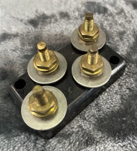Bloque de conexión de terminales de 4 postes vintage sin marca (latón y baquelita) X1 - Imagen 1 de 4