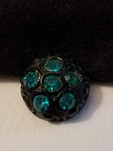Bottone vintage in metallo nero con strass verdi - Foto 1 di 5