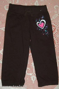 Girls Pants BLACK CAPRI SWEATPANTS Pink Glitter Heart S 6-6X - Picture 1 of 2
