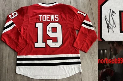 CAMISETA FIRMADA POR JONATHAN TOEWS FANATICS BLACKHAWKS CON PRUEBA EXACTA Y CERTIFICADO DE AUTENTICIDAD BECKETT Foto 1 de 4