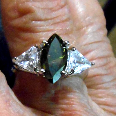 Plata de ley 925 con circonitas cúbicas y una piedra de cristal verde oliva? Foto 1 de 3