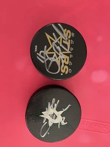 Dallas Stars signed pucks goalie Mike Smith and Alex Chiasson - Picture 1 of 2