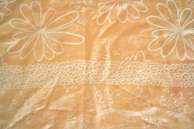 Tela de tapicería de satén de algodón margarita elevada dorada sobre oro de más de 1 yarda 46" X 54"  Foto 1 de 4