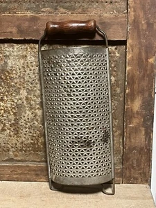 "Rallador de queso perforado triángulo de lata con mango de madera antiguo de metal elegante 12 1/4" - Imagen 1 de 17