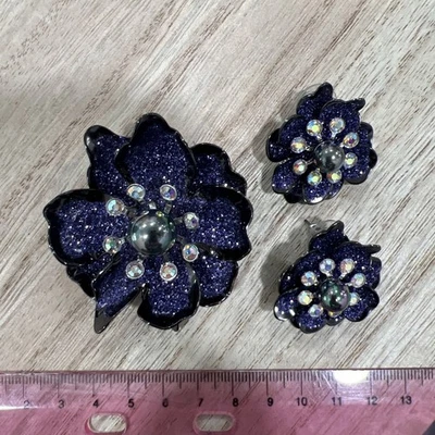 复古 Joan Rivers 紫色亮片/水晶花朵胸针 带匹配耳环  — 第 1/4 张图片