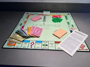 VINTAGE MONOPOLY BOARD GAME - 1970's - complete set -  Metal charms - Made in UK - Picture 1 of 3