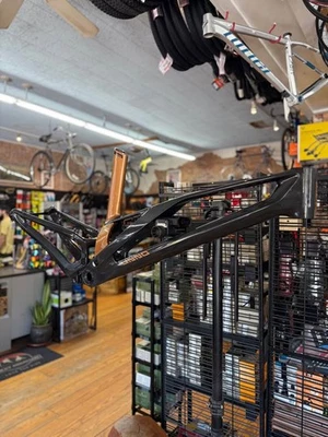 Cuadro de tablero UNNO 2024 S3 grande-incl barra, amortiguador trasero y auriculares Foto 1 de 4