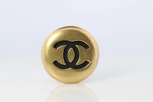 Chanel Ohrringe. Original CC CHANEL runder LOGO Flaschenverschluss einzelner Ohrring - Bild 1 von 6