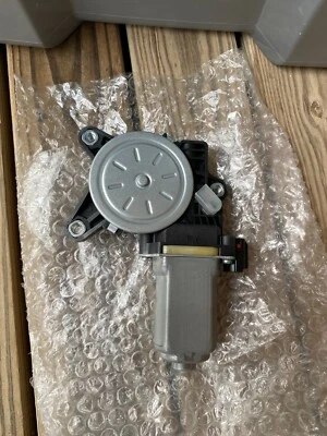 Original GM ACDelco 2008-2010 Saturn Vue 12-15 Captiva NOS LH Front Window Motor - Image 1 of 4