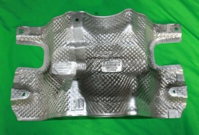 Mercedes GLK350 2012-2015 debajo de la carrocería blindaje térmico A2046822371 A204685022 OEM Foto 1 de 4