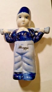 Statuina porcellana ragazzo bianco blu olandese 5 1/2 pollici fatta Brugge Belgio - Foto 1 di 5