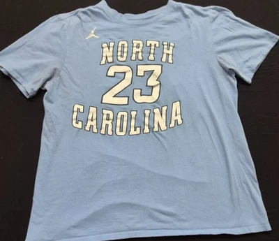 Camiseta Nike Michael Jordan 23 de baloncesto de la NCAA de Carolina del Norte con tacones alquitranados para hombre Foto 1 de 4