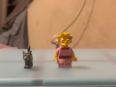 Lisa Simpson & Snowball 2, Lego Simpsons Minifigure, Series 2, Retired from 2014 - Image 1 of 2