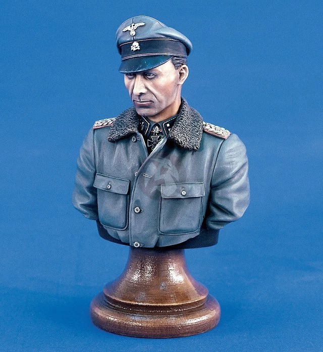 Verlinden 200mm (1/9) SS-Sturmbannfuhrer Joachim Peiper in 1943 WWII Bust 2002 - Image 1 of 1
