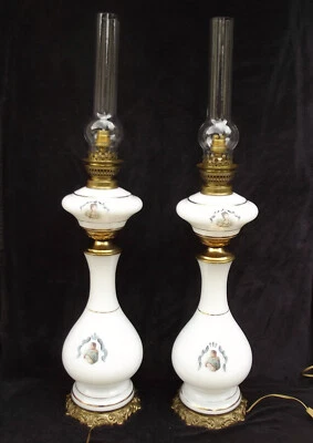 Ancienne paire de grande lampe à pétrole en verre opaline napoléon josephine - Photo 1/4