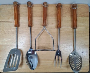 Vintage Retro Pine Handles Stainless Steel Kitchen Utensils Set 5 Hanging Loops - Foto 1 di 14