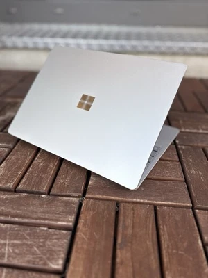 Microsoft Surface Laptop Go 12.4 Zoll Touch Intel i5-1035G1 8GB SSD 128 GB Win11 - Bild 1 von 4