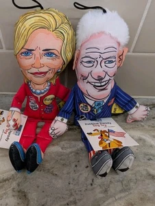 Bill & Hillary Clinton Política Poder Pareja Peluche Chirrido Perro Juguete 12" Parodia  - Imagen 1 de 6