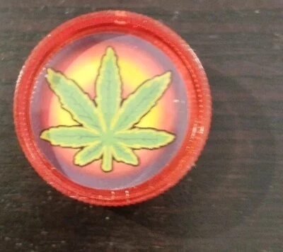 Grinder / Crusher / Gewürzmühle  - Motiv Hanfblatt  (Neu) (Rot) - Bild 1 von 3
